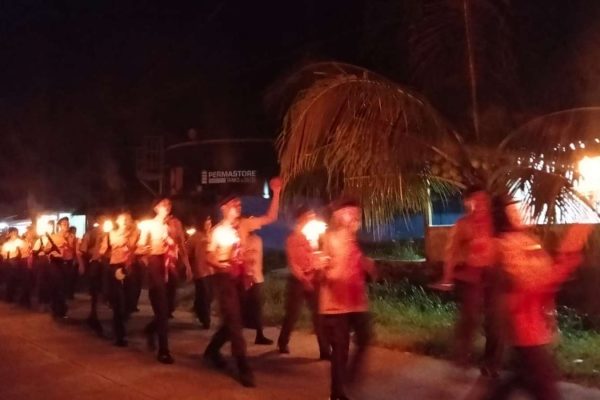 Pawai Obor Meriahkan Kemah Bakti Mitigasi Bencana Kwarda Sumbar di Mentawai